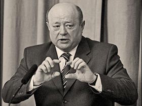 Михаил Фрадков. Фото с сайта b-online.ru Михаил Фрадков. Фото с сайта b-online.ru