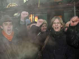 Участники "Марша несогласных" принесли резолюцию к ЦИКу Участники "Марша несогласных" принесли резолюцию к ЦИКу