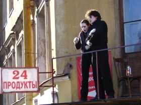 Актеры-мимы на акции в защиту старинных домов. Актеры-мимы на акции в защиту старинных домов.