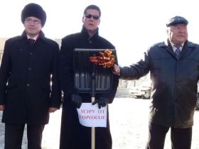 Лопата мэру, фото Ольги Исаевой, Каспаров.Ru Лопата мэру, фото Ольги Исаевой, Каспаров.Ru