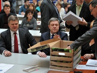 Григорий Явлинский и Сергей Митрохин. Фото из блога vg-saveliev.livejournal.com Григорий Явлинский и Сергей Митрохин. Фото из блога vg-saveliev.livejournal.com