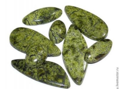 Полудрагоценный минерал змеевик. Фото: ok.ru Полудрагоценный минерал змеевик. Фото: ok.ru
