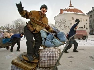 Трудовые мигранты в Выборге. Фото: ttolk.ru Трудовые мигранты в Выборге. Фото: ttolk.ru