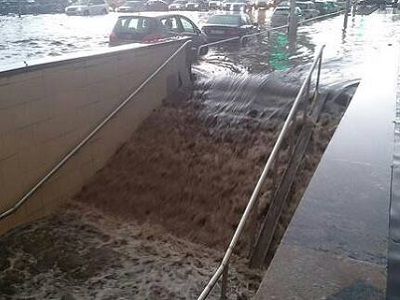 Последствия ливня в Москве, май 2015. Источник - https://www.facebook.com/nlevshits Последствия ливня в Москве, май 2015. Источник - https://www.facebook.com/nlevshits