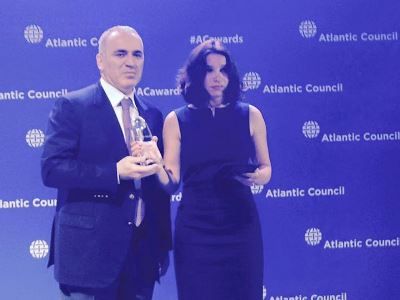 Гарри Каспаров вручает награду Freedom Award Жанне Немцовой. Фото: facebook Ивана Тютрина. Гарри Каспаров вручает награду Freedom Award Жанне Немцовой. Фото: facebook Ивана Тютрина.