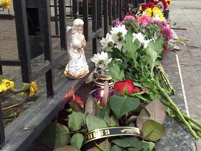 Киев, 31.10.15, цветы у посольства РФ в память о погибших над Синаем. Источник - https://www.facebook.com/BBC.Ukrainian/ Киев, 31.10.15, цветы у посольства РФ в память о погибших над Синаем. Источник - https://www.facebook.com/BBC.Ukrainian/