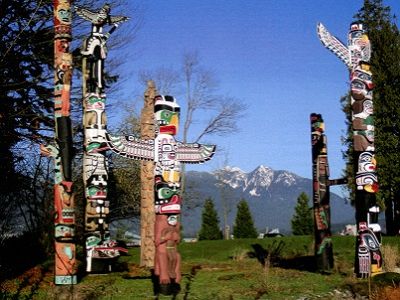 Идолы, в благодарность которым уничтожались ценности на потлаче. Источник - знать-все.рф Идолы, в благодарность которым уничтожались ценности на потлаче. Источник - знать-все.рф