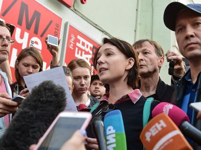 Ч.Хаматова зачитывает обращение в поддержку "Гоголь-центра", 23.5.17. Источник - rbc.ru Ч.Хаматова зачитывает обращение в поддержку "Гоголь-центра", 23.5.17. Источник - rbc.ru