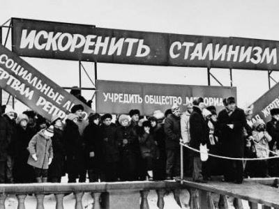 Митинг антисталинистов, кон. 80-х. Источник - dletopic.ru Митинг антисталинистов, кон. 80-х. Источник - dletopic.ru