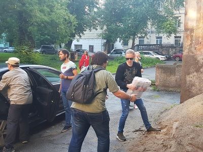 Спасение агитматериалов в новосибирском штабе Навального. Фото: twitter.com/_sergey_boyko Спасение агитматериалов в новосибирском штабе Навального. Фото: twitter.com/_sergey_boyko