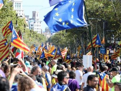 Флаги Каталонии и ЕС на демокстрации в Барселоне. Источник - 1news.az