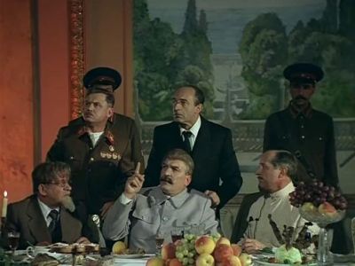 Кадр из к/ф "Пиры Валтасара, или Ночь со Сталиным". Источник - vipzal.net Кадр из к/ф "Пиры Валтасара, или Ночь со Сталиным". Источник - vipzal.net