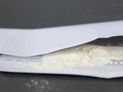 Конверт с белым порошком. Фото: Mir24.tv