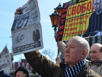 Митинг "Верните "Новые колеса". Фото: Михаил Чесалин, Каспаров.Ru Митинг "Верните "Новые колеса". Фото: Михаил Чесалин, Каспаров.Ru