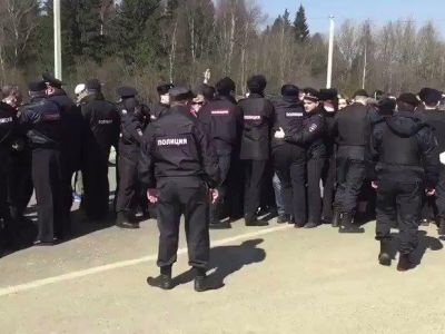 Волоколамск, цепь омоновцев - против жителей, пытающихся не пропускать мусоровозы, 15.4.18. Источник - twitter.com/stalingulag Волоколамск, цепь омоновцев - против жителей, пытающихся не пропускать мусоровозы, 15.4.18. Источник - twitter.com/stalingulag