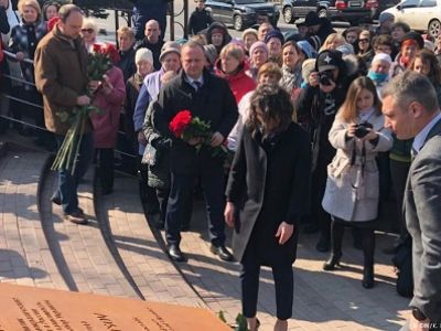 Открытие сквера им. Бориса Немцова в Киеве. Фото: dw.com Открытие сквера им. Бориса Немцова в Киеве. Фото: dw.com