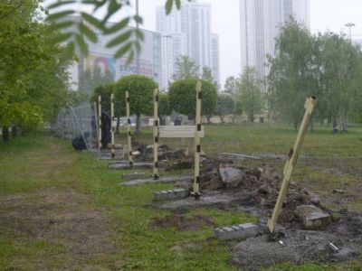 Демонтаж забора в сквере у Драмтеатра в Екатеринбурге. Фото: e1.ru Демонтаж забора в сквере у Драмтеатра в Екатеринбурге. Фото: e1.ru