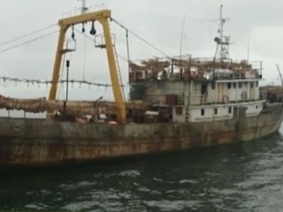 Браконьерское северокорейское судно. Скрин видео: ntv.ru Браконьерское северокорейское судно. Скрин видео: ntv.ru