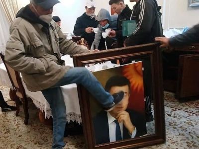 Протестующие в захваченном "Белом доме" в Бишкеке с портретом президента Жээнбекова. Фото: novayagazeta.ru