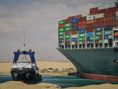 Буксир работает с Ever Given. Фото: Samuel Mohsen / picture-alliance / dpa / AP Буксир работает с Ever Given. Фото: Samuel Mohsen / picture-alliance / dpa / AP