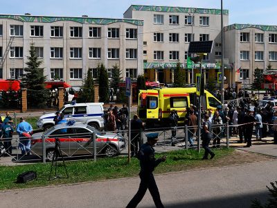 Ситуация на месте стрельбы в гимназии №175 в Казани, 11 мая 2021 года. Фото: Максим Богодвид/РИА "Новости"