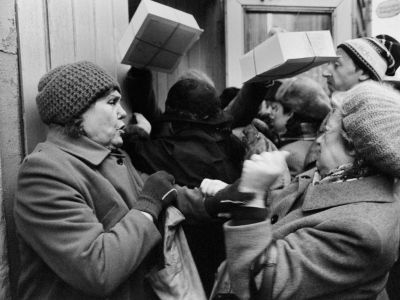 Новый год в СССР, очередь за тортами. Фото: mirovich.media Новый год в СССР, очередь за тортами. Фото: mirovich.media