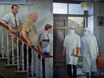 "В районе эпидемия ящура". Кадр из х/ф "Кавказкая пленница", реж. Леонид Гайдай, 1966 г. "В районе эпидемия ящура". Кадр из х/ф "Кавказкая пленница", реж. Леонид Гайдай, 1966 г.