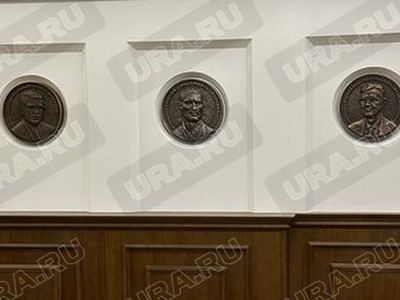 Портрет-барельеф Ройзмана среди градоначальников. Фото: URA.Ru Портрет-барельеф Ройзмана среди градоначальников. Фото: URA.Ru