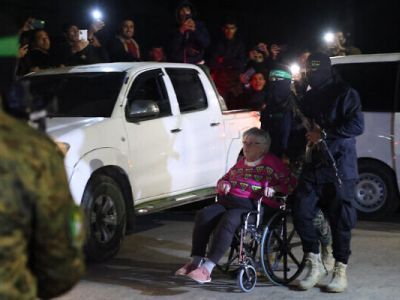 Члены ХАМАС и "Исламского джихада" сопровождают недавно освобожденного заложника перед передачей его Красному Кресту в Рафахе на юге сектора Газа 28 ноября 2023 года. Фото: Said Khatib /AFP Члены ХАМАС и "Исламского джихада" сопровождают недавно освобожденного заложника перед передачей его Красному Кресту в Рафахе на юге сектора Газа 28 ноября 2023 года. Фото: Said Khatib /AFP