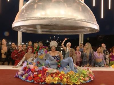 Фрагмент открытия Олимпиады в Париже в 2024 году. Фрагмент открытия Олимпиады в Париже в 2024 году.