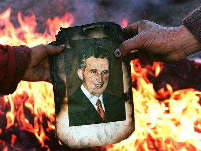 Сожжение портрета Николае Чаушеску, Румыния, декабрь 1989. Фото: vid1.ria.ru Сожжение портрета Николае Чаушеску, Румыния, декабрь 1989. Фото: vid1.ria.ru