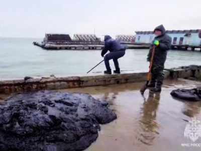 Очистка моря. Фото: МЧС Очистка моря. Фото: МЧС