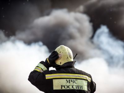 Сотрудник пожарно-спасательного подразделения МЧС (архив). Фото: Вадим Брайдов / РИА Новости Сотрудник пожарно-спасательного подразделения МЧС (архив). Фото: Вадим Брайдов / РИА Новости
