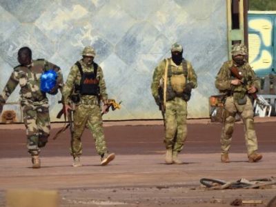 Трое наемников ЧВК "Вагнер" на севере Мали. Фото: Французская армия / AP Трое наемников ЧВК "Вагнер" на севере Мали. Фото: Французская армия / AP