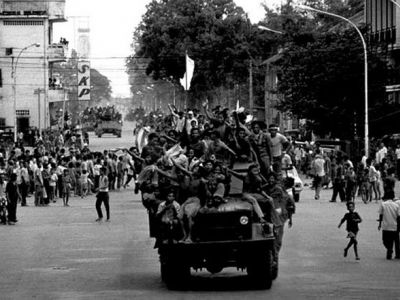 Банды Пол Пота вступают в Пномпень, 17.04.1975. Фото: ru.wikipedia.org Банды Пол Пота вступают в Пномпень, 17.04.1975. Фото: ru.wikipedia.org