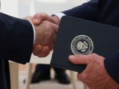 Рукопожатие. Фото: en.iz.ru