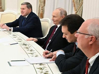 Ушаков, Путин, Дмитриев – переговоры. Фото: iz.ru